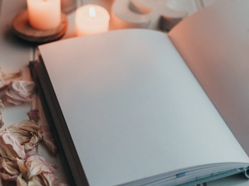 Libro abierto junto a velas