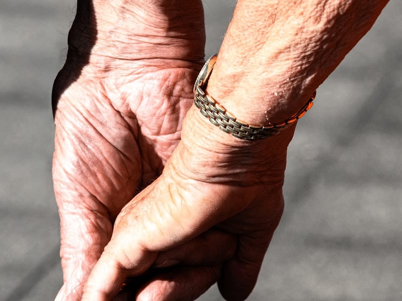 Manos de una pareja mayor entrelazadas — cuidado paliativo y fin de vida