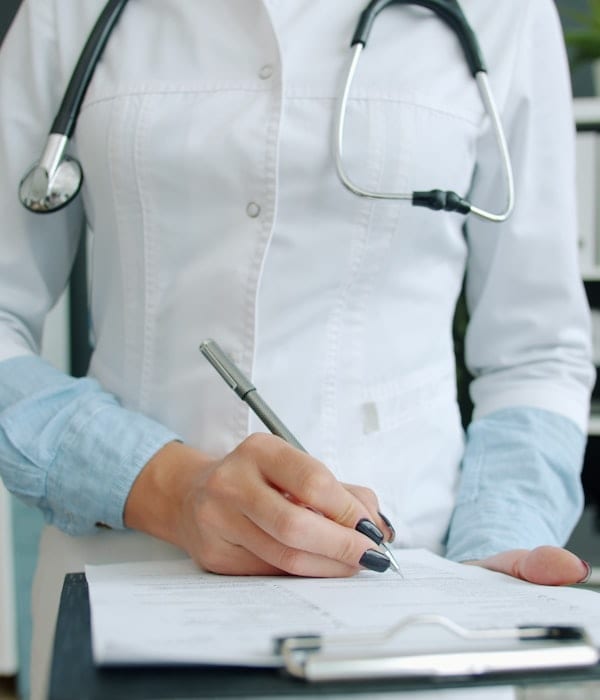 Médica registrando una consulta