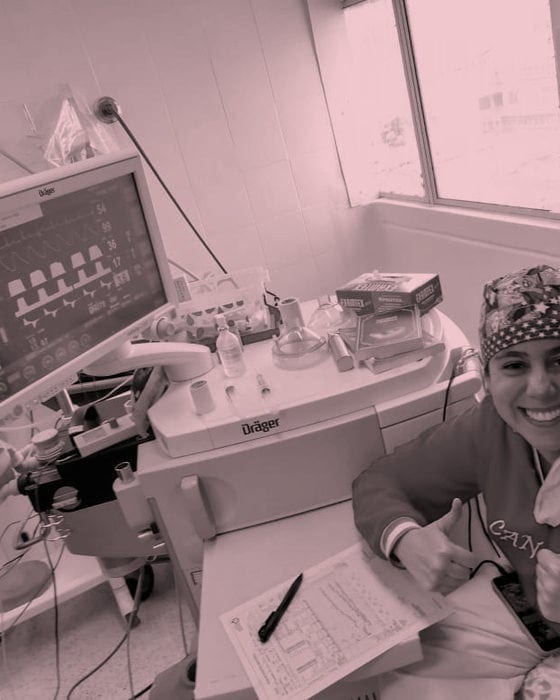 Dra. Catalina en sala de cirugía junto al monitor de anestesia