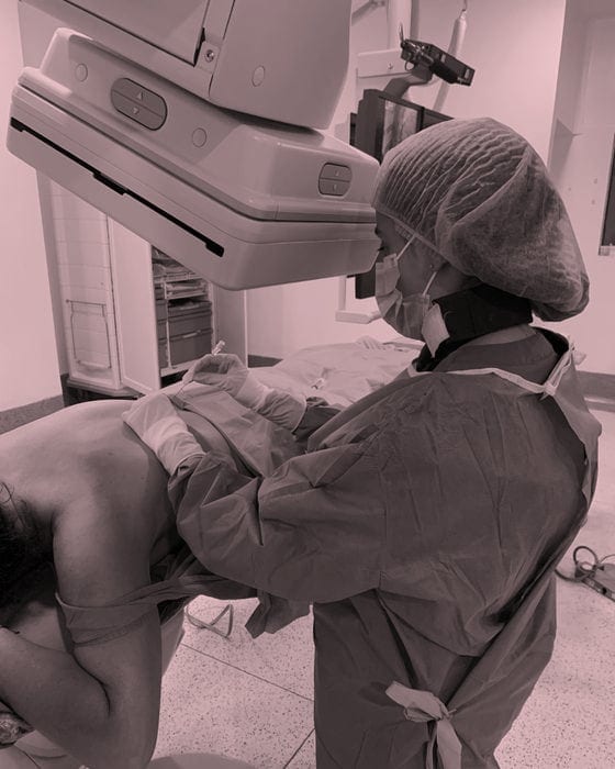 Procedimiento de dolor intervencionista bajo guía fluoroscópica