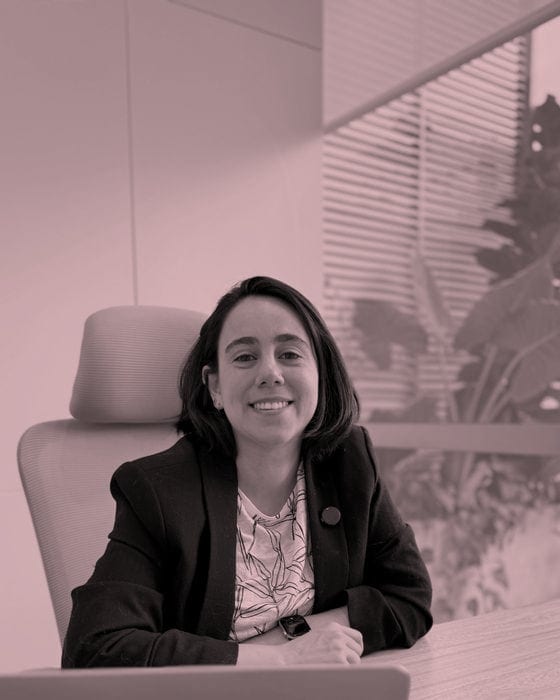 Dra. Catalina en su consultorio durante el trabajo académico
