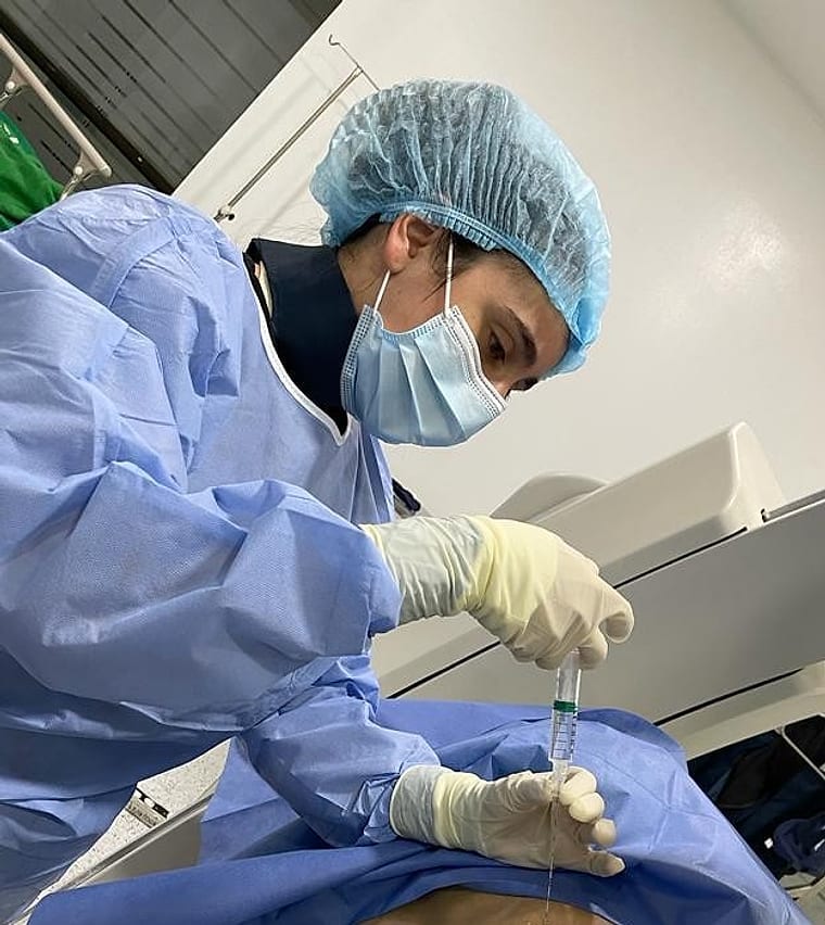 La Dra. Catalina Moreno realizando un procedimiento de dolor guiado por imagen